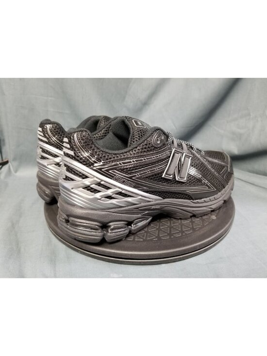 Athletic_Shoes